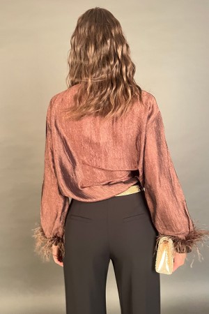 Luxi Shirt avec plumes sur des poignets de luxe de chemise avec des plumes sur des poignets de chemise de luxe avec des plumes s