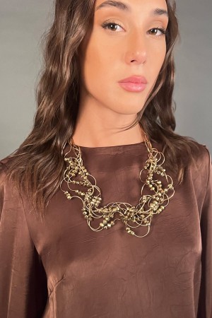 Collier Rhi Col de l'équipage Modèle avec des fils pliants avec des inserts strass avec un collier multifilo rhi collier mannequ