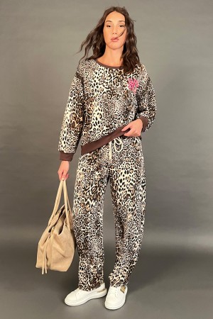 Amalia coordinada en traje sudadera y pantalones con fantasía de leopardo y letra coordinada Amalia en su sudadera y pantalones 