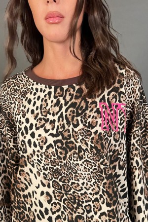 Amalia coordinada en traje sudadera y pantalones con fantasía de leopardo y letra coordinada Amalia en su sudadera y pantalones 
