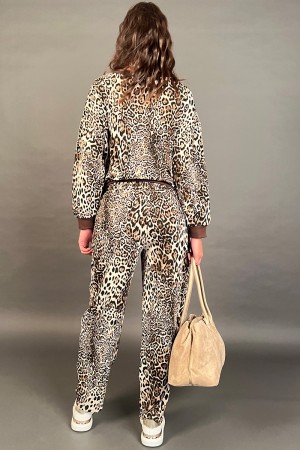 AMALIA COORDINÉ DANS LE SWEATSHIRT ET PANTALONS AVEC FANTASIE LEOPARD ET LA Lettre Coordinée Amalia dans le sweat-shirt et le pa