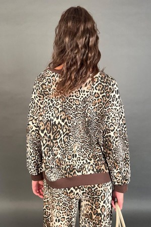 Amalia coordinada en traje sudadera y pantalones con fantasía de leopardo y letra coordinada Amalia en su sudadera y pantalones 