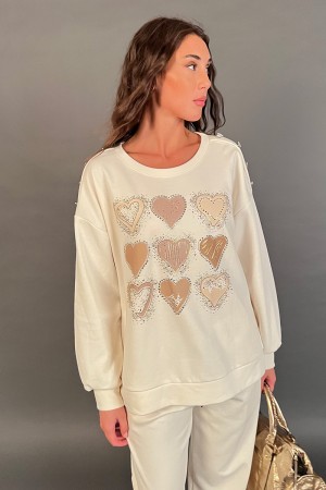 In Fanny-Sweatshirt und Hosen mit Herzen und Pailletten auf dem koordinierten Sweatshirt fanny-Sweatshirt und Pantal... 