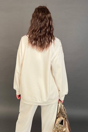 In Fanny-Sweatshirt und Hosen mit Herzen und Pailletten auf dem koordinierten Sweatshirt fanny-Sweatshirt und Pantal... 