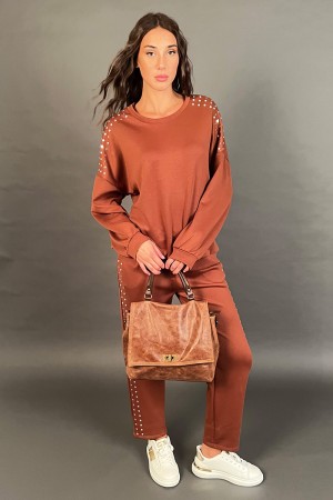 Bonny coordinado en sudadera Traje y pantalones con tachuelas coordinadas plateadas Bonny en sudadera traje y pantalones con tac