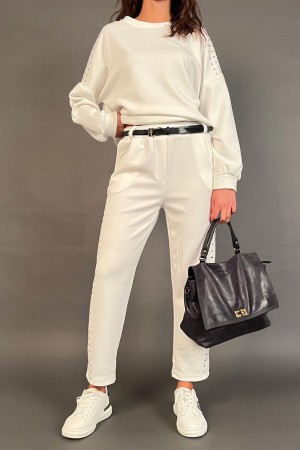 Koordiniert Bony in Sweatshirt Anzug und Hose mit silbernen koordinierten Nieten Bonny in Sweatshirt Anzug und Hose mit Studs...
