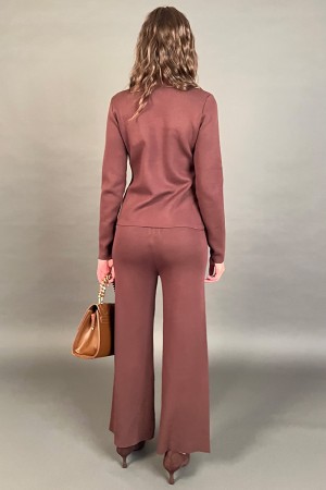 Jersey et pantalon coordonné avec des détails et des boutons de Viscose Gold coordonnée Jersey et pantalon avec des détails... 