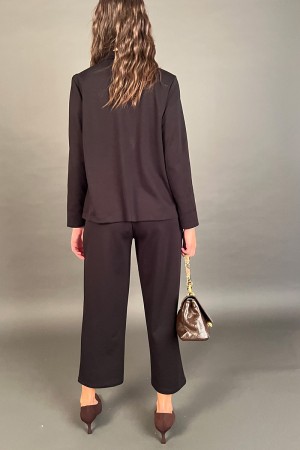 Coordinato Stay giacca e pantalone con fiore in tessuto 3D  Coordinato Stay giacca e pantalone con fiore in tessuto 3D  Coord...