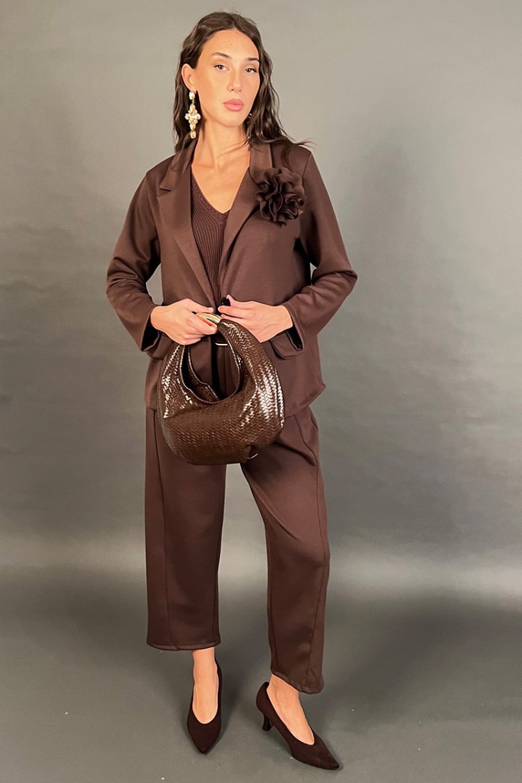 Coordinato Stay giacca e pantalone con fiore in tessuto 3D  Coordinato Stay giacca e pantalone con fiore in tessuto 3D  Coord...