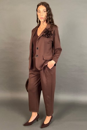 Coordinato Stay giacca e pantalone con fiore in tessuto 3D  Coordinato Stay giacca e pantalone con fiore in tessuto 3D  Coord...