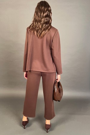 Coordinato Stay giacca e pantalone con fiore in tessuto 3D  Coordinato Stay giacca e pantalone con fiore in tessuto 3D  Coord...
