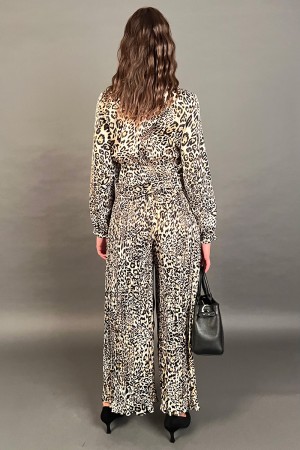 Coordinated Antea Shirt and Pleated Trousers with Animal Fantasy Coordinated Antea Shirt and Pleated Trousers with... 