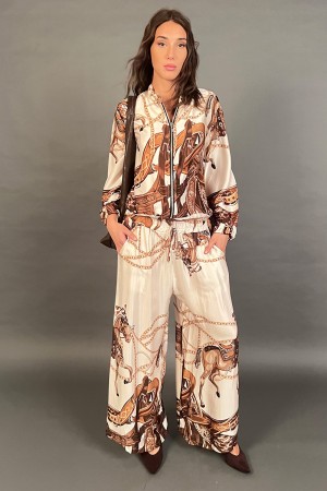 Coordinato Rafa bomber e pantalone con fantasia barocco in seta e viscosa Coordinato Rafa bomber e pantalone con fantasia bar...