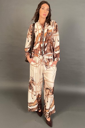 Coordinato Rafa bomber e pantalone con fantasia barocco in seta e viscosa Coordinato Rafa bomber e pantalone con fantasia bar...