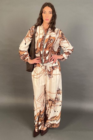 Coordinato Rafa bomber e pantalone con fantasia barocco in seta e viscosa Coordinato Rafa bomber e pantalone con fantasia bar...