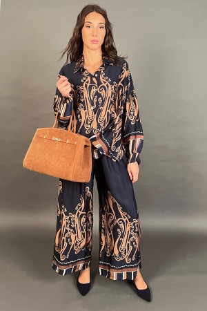 Coordinato Maya camicia e pantalone con fantasia chemisier in seta e viscosa Coordinato Maya camicia e pantalone con fantasia...