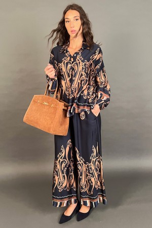 Coordinato Maya camicia e pantalone con fantasia chemisier in seta e viscosa Coordinato Maya camicia e pantalone con fantasia...