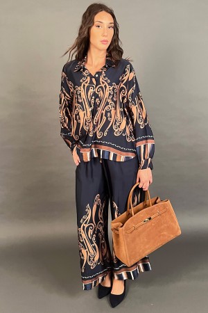 Coordinato Maya camicia e pantalone con fantasia chemisier in seta e viscosa Coordinato Maya camicia e pantalone con fantasia...