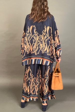 Coordinato Maya camicia e pantalone con fantasia chemisier in seta e viscosa Coordinato Maya camicia e pantalone con fantasia...