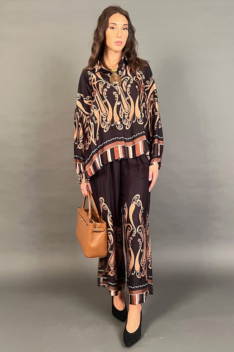 Coordinato Maya camicia e pantalone con fantasia chemisier in seta e viscosa Coordinato Maya camicia e pantalone con fantasia...