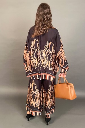 Coordinato Maya camicia e pantalone con fantasia chemisier in seta e viscosa Coordinato Maya camicia e pantalone con fantasia...