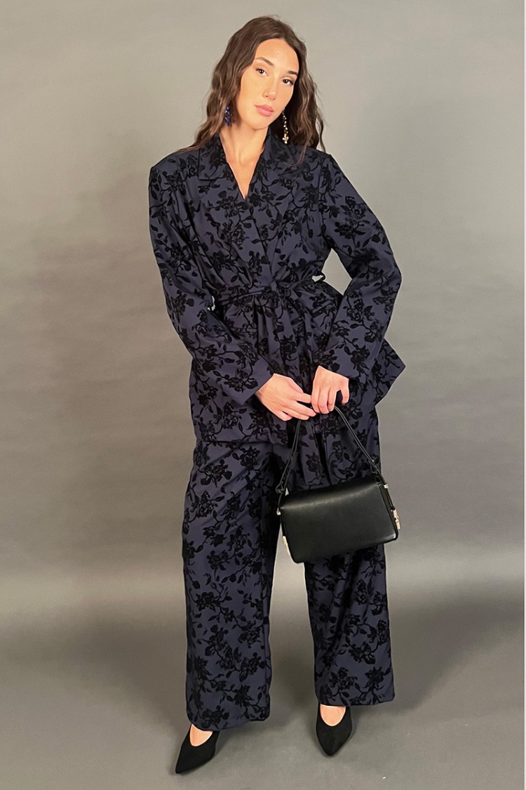 Coordinato Florensa giacca e pantalone con ricami floreali in velluto Coordinato Florensa giacca e pantalone con ricami flore...