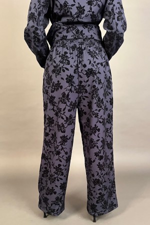 Coordinato Florensa giacca e pantalone con ricami floreali in velluto Coordinato Florensa giacca e pantalone con ricami flore...