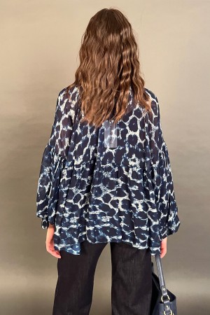 Blusa violeta con fantasía animal con mangas de globo Blusa violeta con fantasía animal con mangas de globos... 