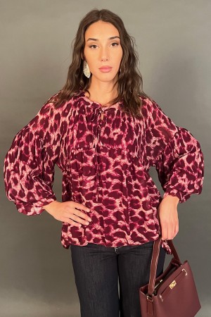 Blusa violeta con fantasía animal con mangas de globo Blusa violeta con fantasía animal con mangas de globos... 