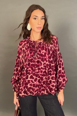 Blusa violeta con fantasía animal con mangas de globo Blusa violeta con fantasía animal con mangas de globos... 