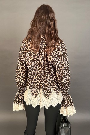 Bisou-Bluse mit Leopard-Fantasie und kontrastierenden Rändern in der perforierten Spitze-Bisou-Bluse mit Leopard-Fantasie und Ka