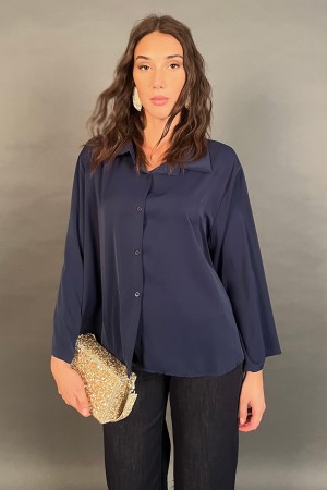 Taupe-Hemd mit Lüfterstoff auf der Rückseite und unten. Taupe-Hemd mit Lüfterstoff auf der Rückseite und auf dem Hintergrund...