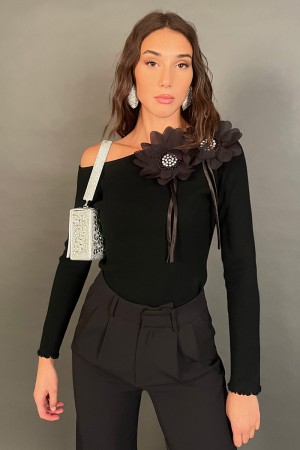 Maglia Margherita con fiori in tessuto in 3D perle e gioielli Maglia Margherita con fiori in tessuto in 3D perle e gioielli M...