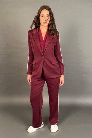 Coordinato Aris in tuta giacca e pantalone con strisce di ricami laterali Coordinato Aris in tuta giacca e pantalone con stri...