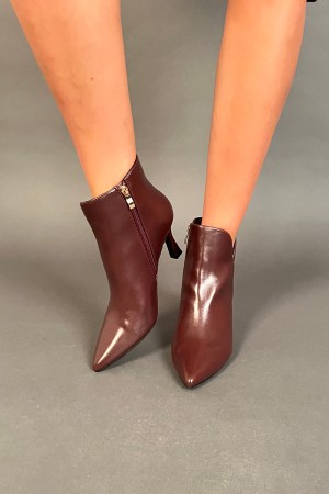 Stivaletto basso Lola con tacco a stiletto e scollo a V laterale Stivaletto basso Lola con tacco a stiletto e scollo a V late...