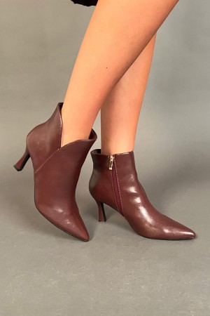 Bota baja Lola con tacón de tacón de aguja y l lapa de bota baja con tacón de aguja y cuello en v hasta tarde... 