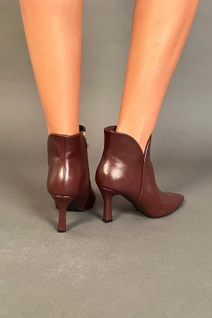 Stivaletto basso Lola con tacco a stiletto e scollo a V laterale Stivaletto basso Lola con tacco a stiletto e scollo a V late...