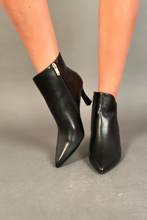 Botte basse Lola avec talon stiletto et côté Vol en V LOW BOOT Lola avec talon aiguille et col en V en retard... 