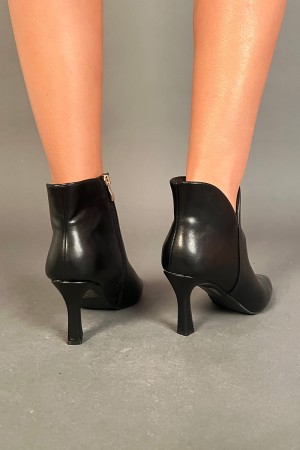 Botte basse Lola avec talon stiletto et côté Vol en V LOW BOOT Lola avec talon aiguille et col en V en retard... 