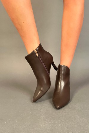 Botte basse Lola avec talon stiletto et côté Vol en V LOW BOOT Lola avec talon aiguille et col en V en retard... 