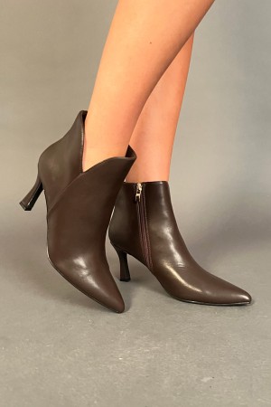 Botte basse Lola avec talon stiletto et côté Vol en V LOW BOOT Lola avec talon aiguille et col en V en retard... 