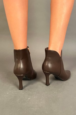 Botte basse Lola avec talon stiletto et côté Vol en V LOW BOOT Lola avec talon aiguille et col en V en retard... 