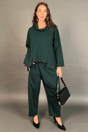 Pantalones y blusa verde coordinados con pantalones y blusa de corte coordinados de corte particular con una coordinación de cor