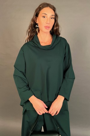 Pantalones y blusa verde coordinados con pantalones y blusa de corte coordinados de corte particular con una coordinación de cor