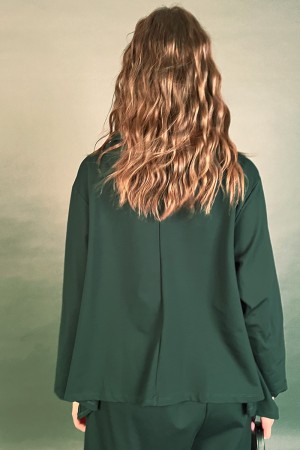 Pantalones y blusa verde coordinados con pantalones y blusa de corte coordinados de corte particular con una coordinación de cor