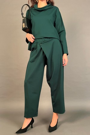 Pantalones y blusa verde coordinados con pantalones y blusa de corte coordinados de corte particular con una coordinación de cor