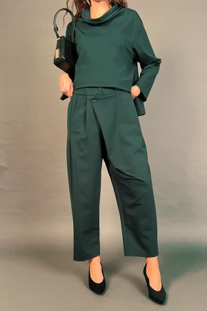 Pantalones y blusa verde coordinados con pantalones y blusa de corte coordinados de corte particular con una coordinación de cor