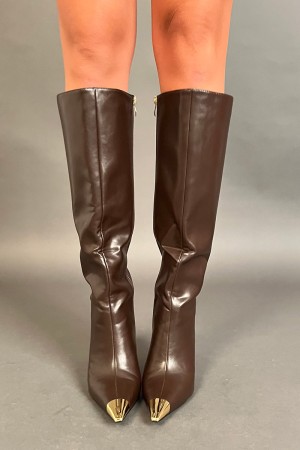 Bota de cuero única con detalle de punto de oro