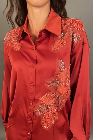 Camicia Love a maniche lunghe con inserti in tessuto 3D floreali e paillettes Camicia Love a maniche lunghe con inserti in te...