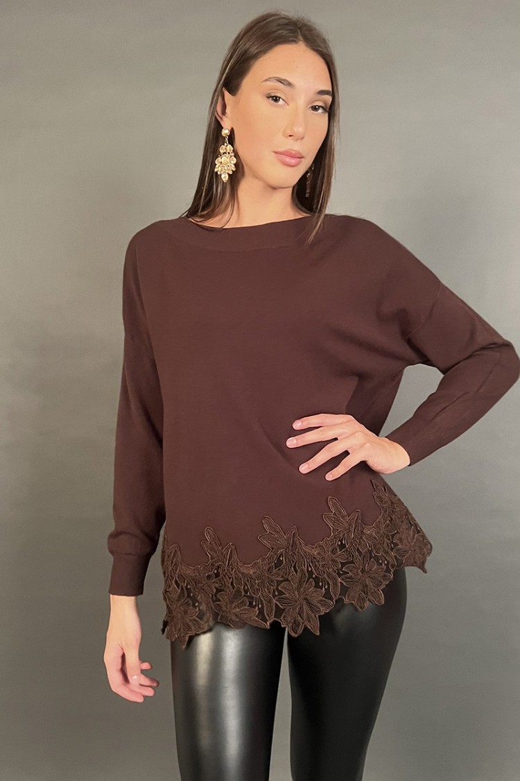 Maglia Persefone con pizzo traforato sul fondo in cotone e viscosa Maglia Persefone con pizzo traforato sul fondo in cotone e...